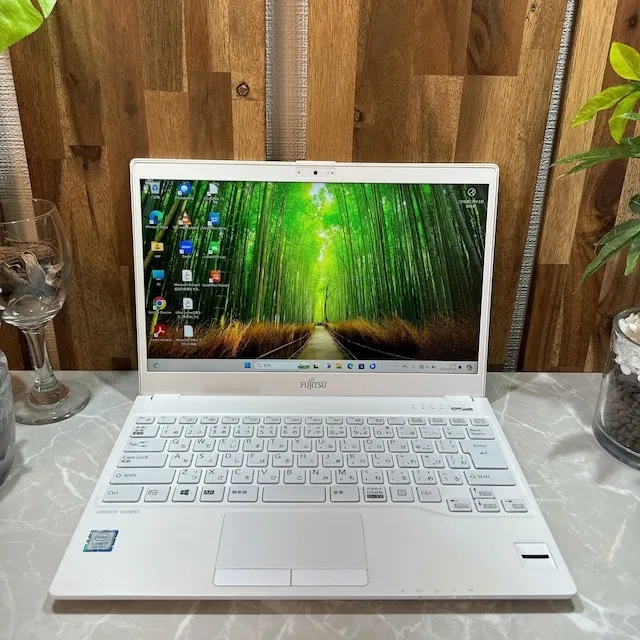 【美品】LIFEBOOK UH90/B3☘️i7第8世代☘️メモ8G☘️SSD256G【VKHRC2403024】