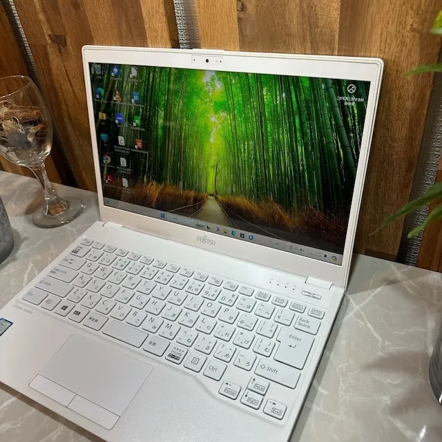 【美品】LIFEBOOK UH90/B3☘️i7第8世代☘️メモ8G☘️SSD256G【VKHRC2403024】