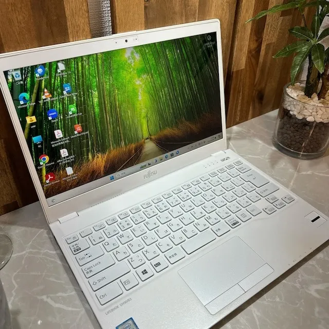 【美品】LIFEBOOK UH90/B3☘️i7第8世代☘️メモ8G☘️SSD256G【VKHRC2403024】