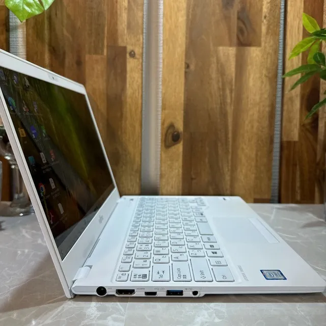 【美品】LIFEBOOK UH90/B3☘️i7第8世代☘️メモ8G☘️SSD256G【VKHRC2403024】