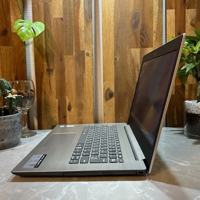 Lenovo Ideapad 330☘️i5第8世代☘️SSD256G☘️メモリ8GB【VKHRC2404103】