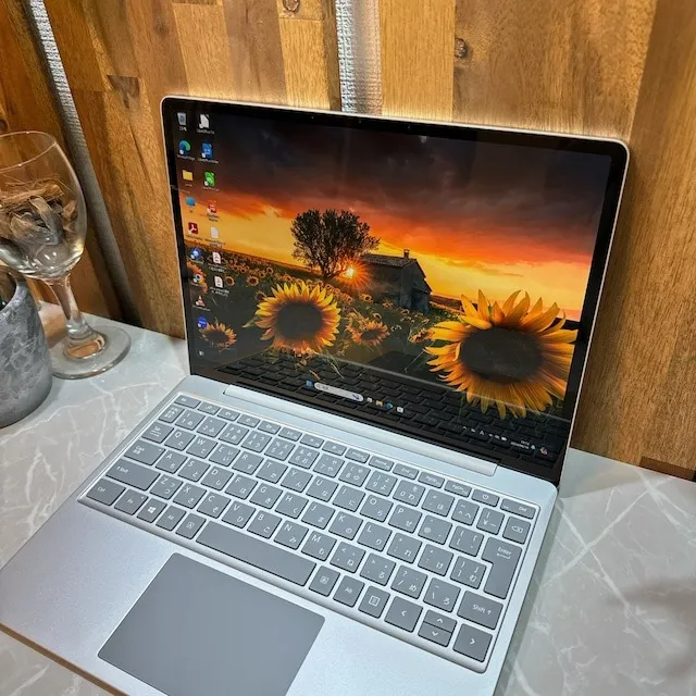 【極美品】Surface Laptop Go☘️i5第10世代☘️ メモリ4GB【VKHRC2406005】